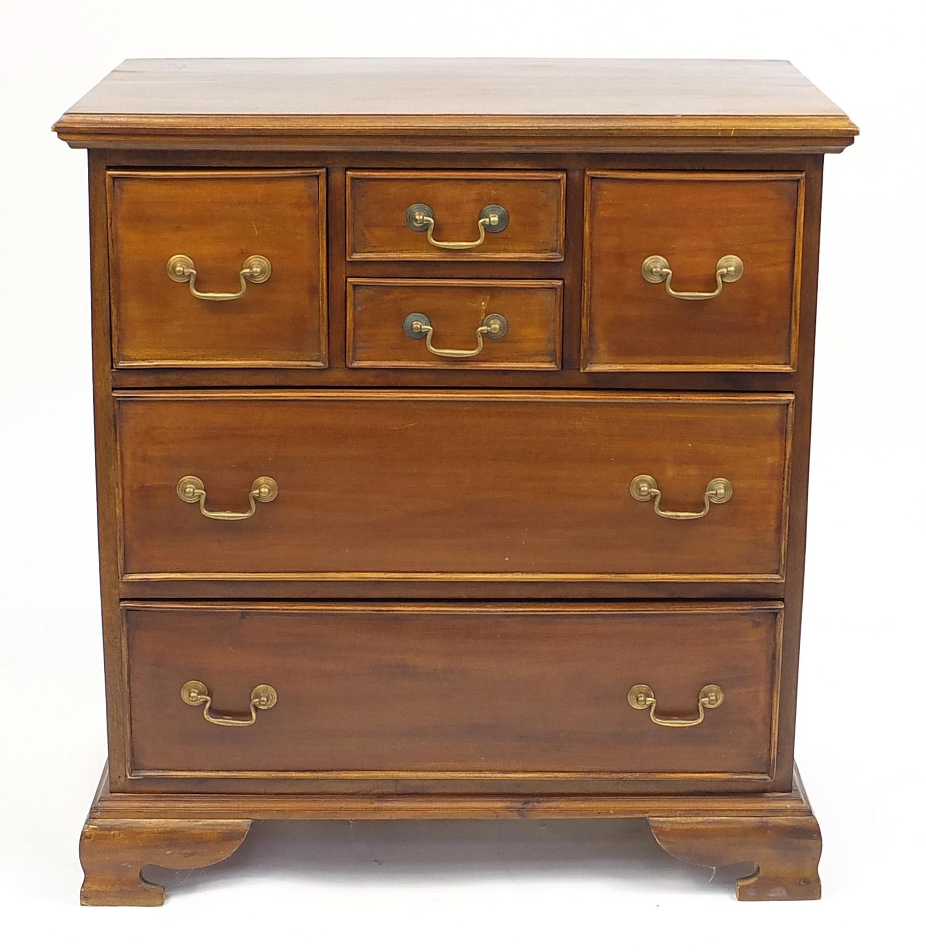 Mahogany five drawer chest with brass handles, 87cm H x 81cm W x 46cm D - Bild 2 aus 4