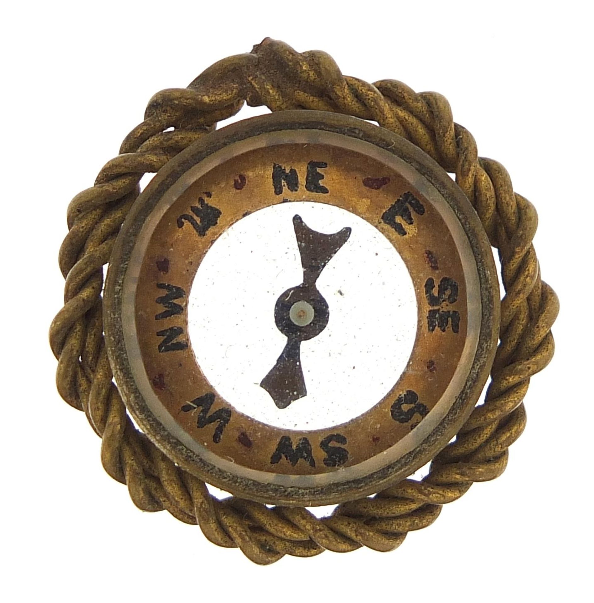Gilt metal compass, 2.1cm in diameter, 4.0g