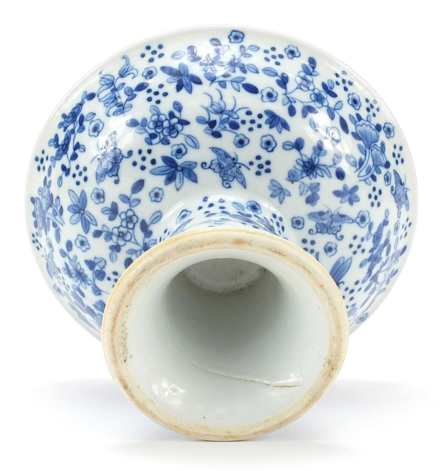 Chinese blue and white porcelain stem dish hand painted with flowers, 14cm high x 21cm in diameter - Image 4 of 4