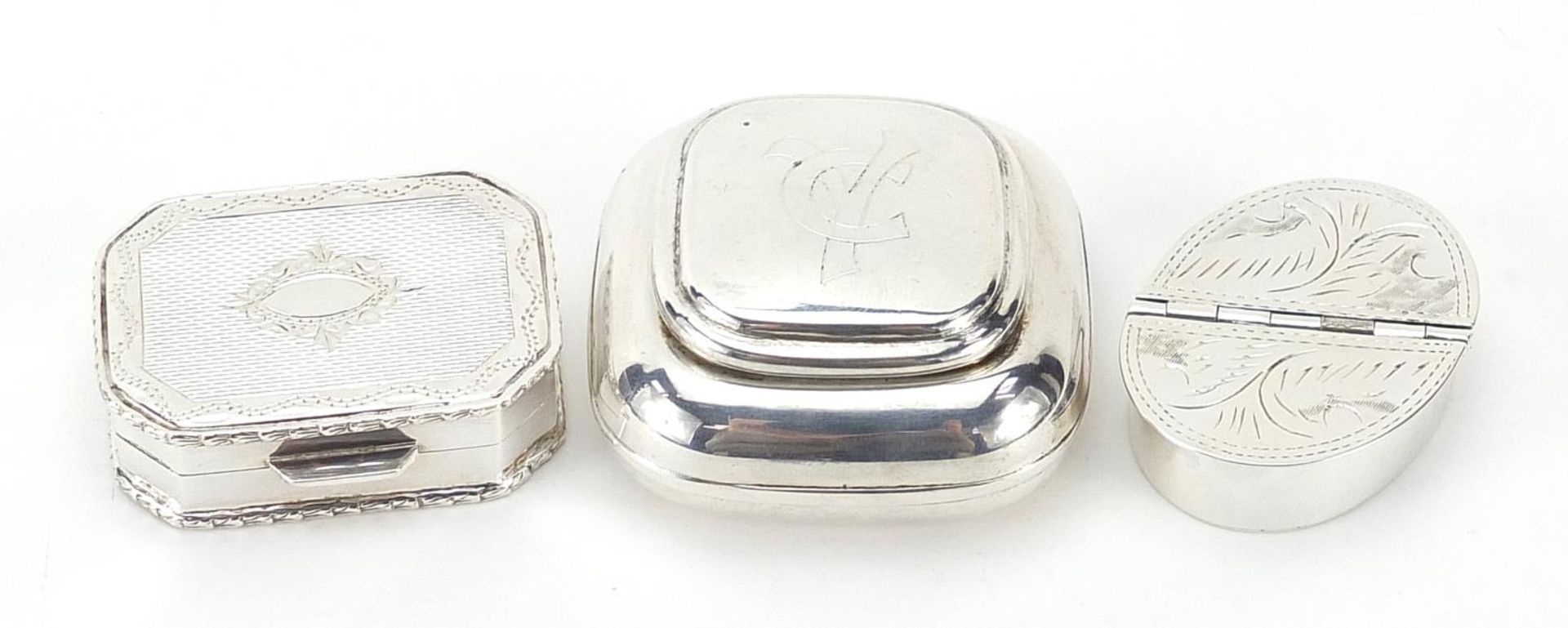Three silver pill boxes, the largest 4.5cm wide, total 73.8g