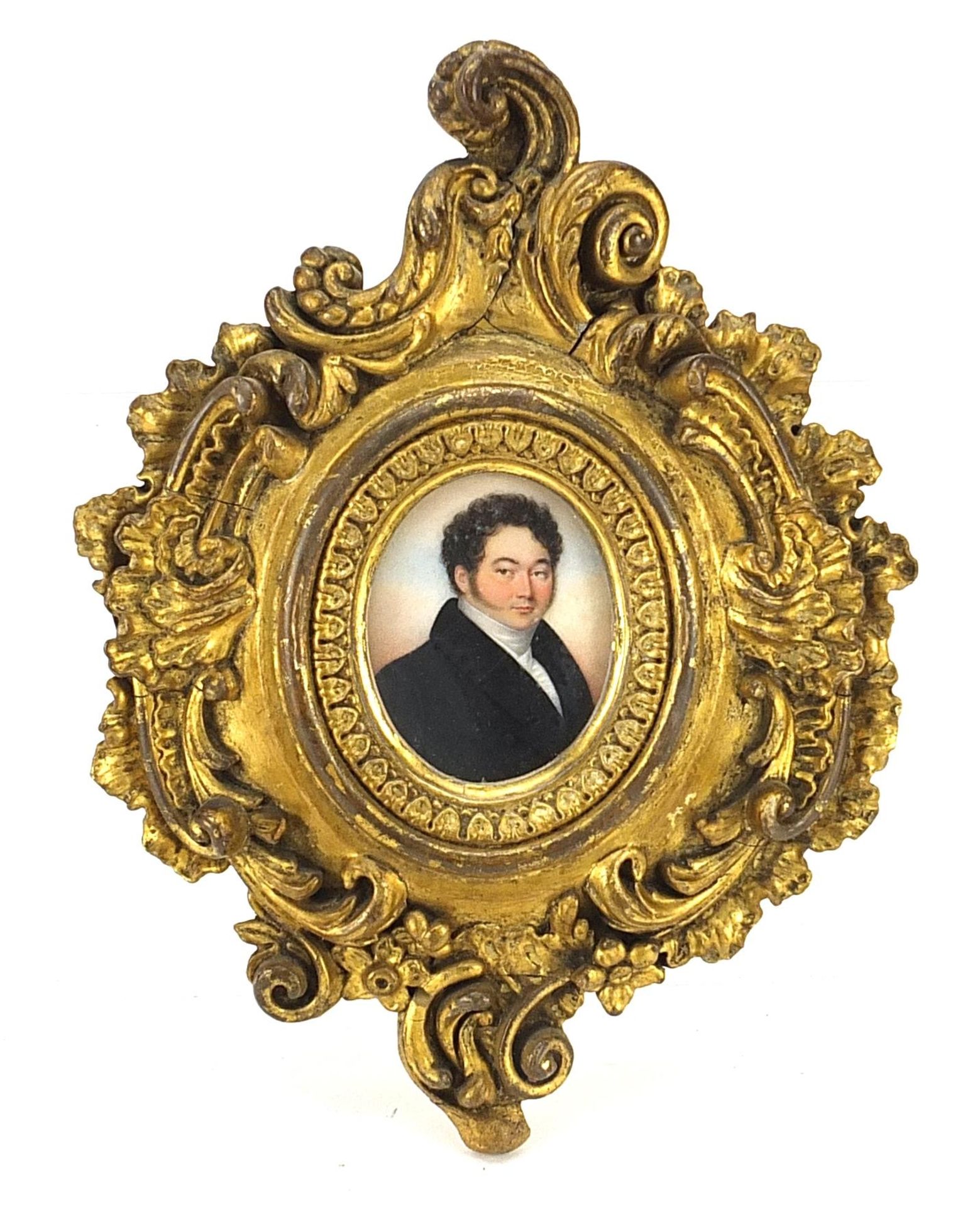 Georgian oval hand painted portrait miniature of a gentleman wearing a cravat housed in a giltwood - Image 2 of 3