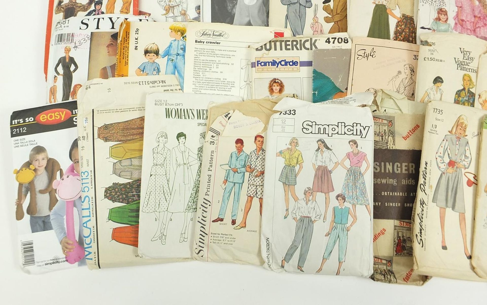 Vintage sewing patterns including Simplicity, Butterick, McCalls and Style - Image 5 of 6