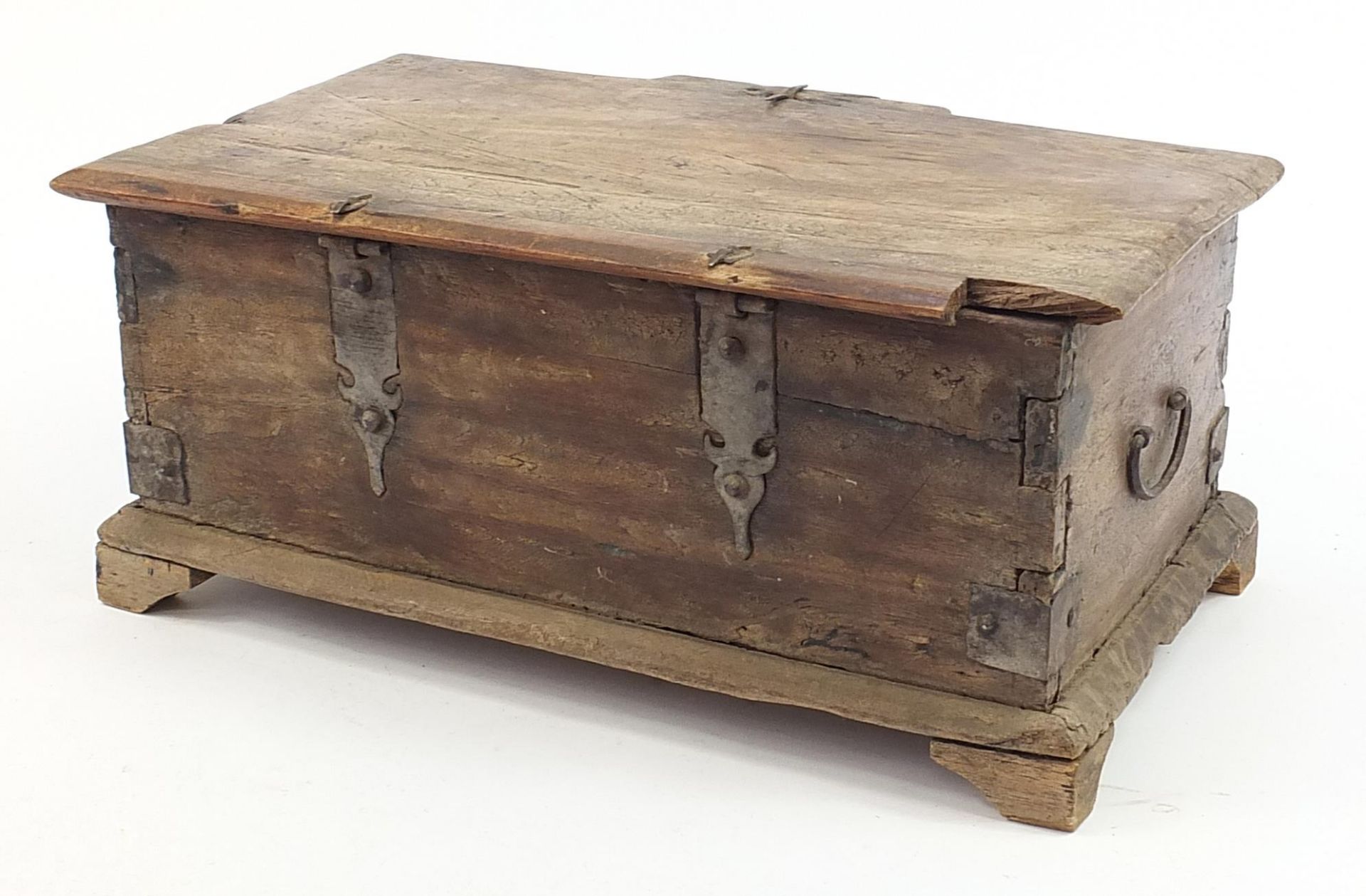 17th/18th century oak casket with iron carrying handles and pin hinges, 21.5cm H x 48.5cm W x 28.5cm - Bild 2 aus 3