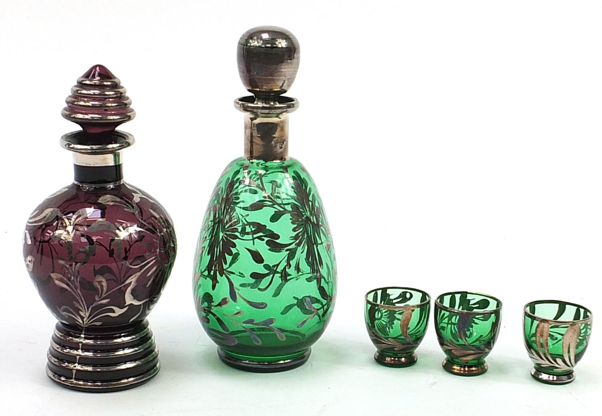 Two 1970's silver overlaid glass decanters and three glasses, the largest 22.5cm high - Bild 2 aus 3