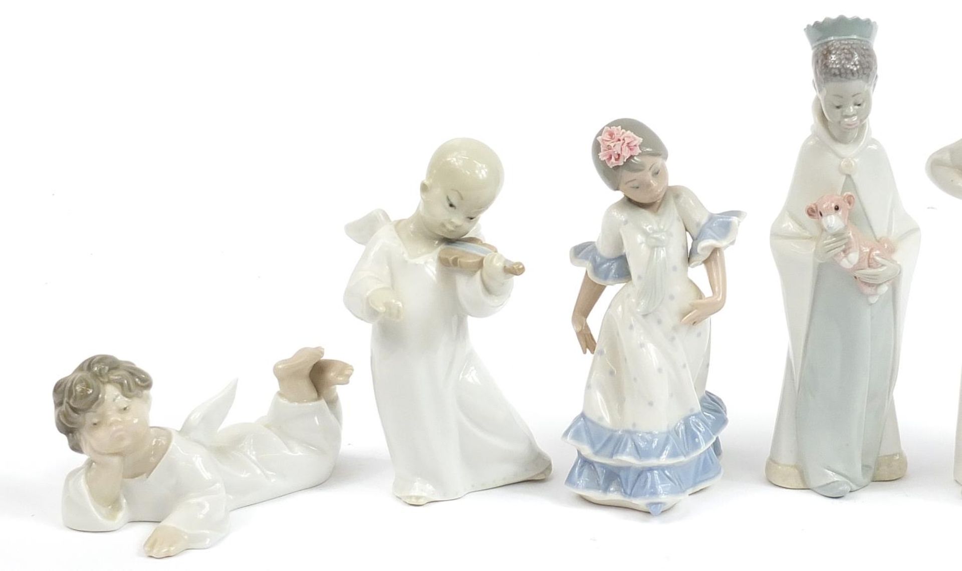 Eight Lladro figures and figurines including a Feliz Dia plaque and angels, the largest 20.5cm high - Image 2 of 4
