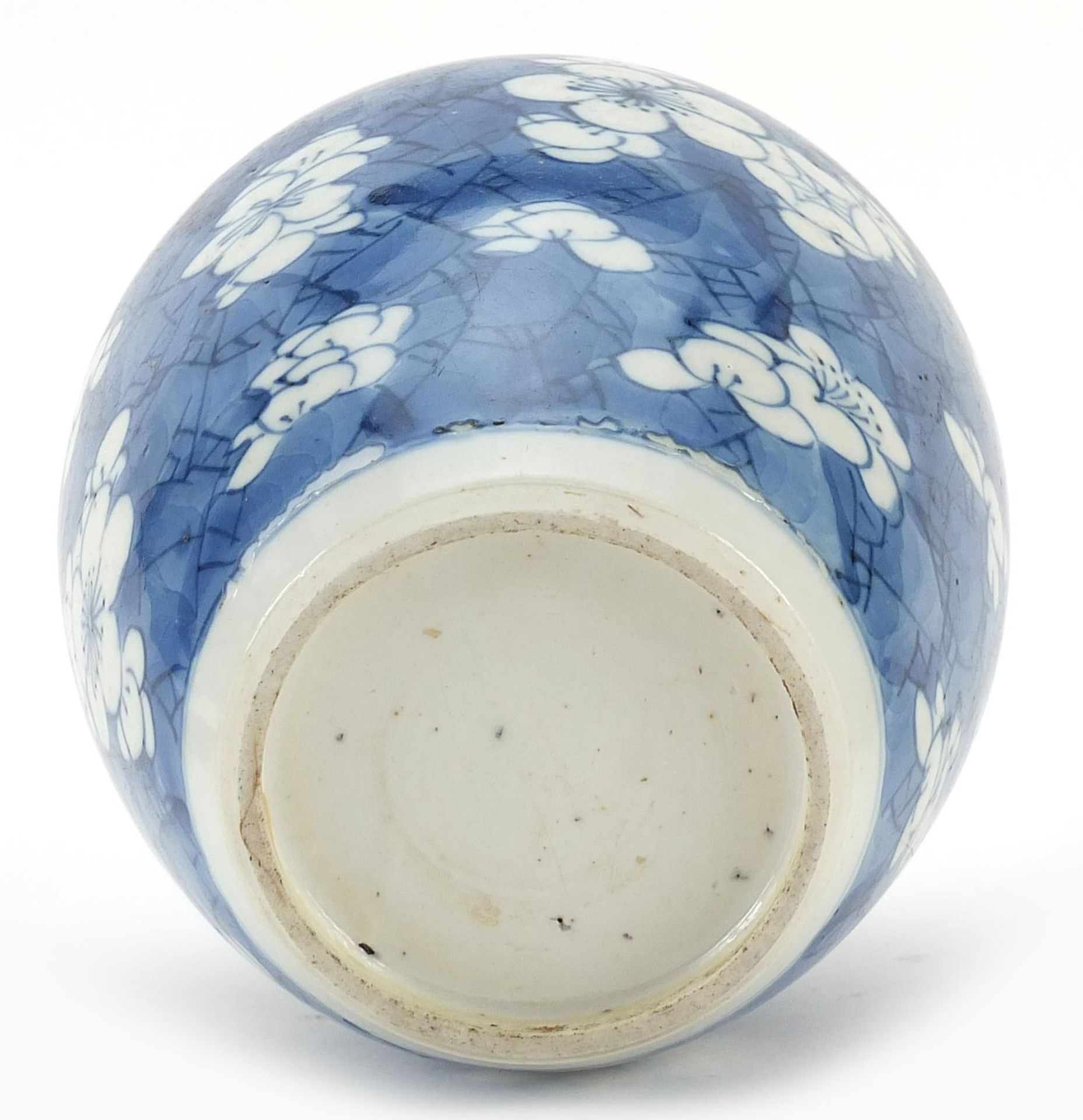 Chinese blue and white porcelain ginger jar hand painted with prunus flowers on carved hardwood - Bild 3 aus 3