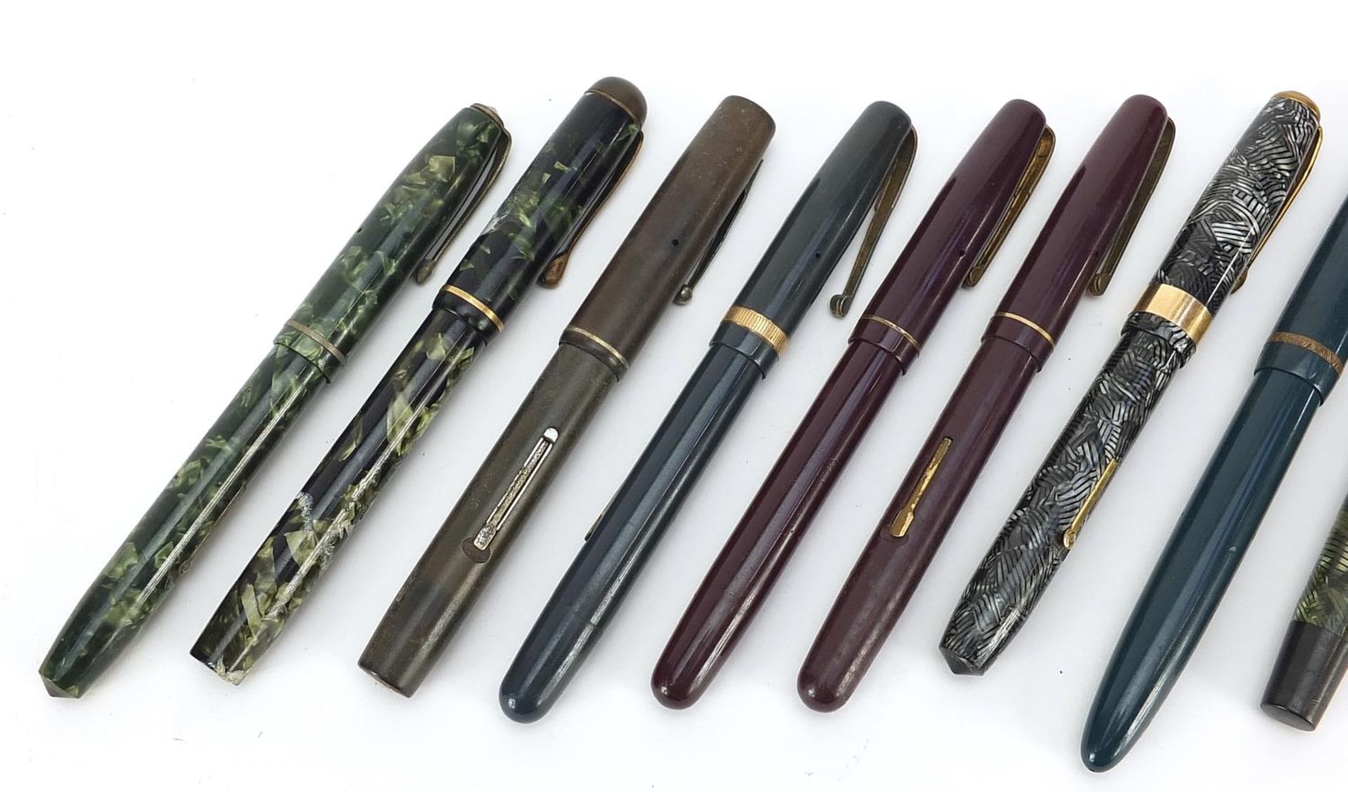 Ten vintage fountain pens with gold nibs, some marbleised including Watermans, Parker and Conway - Bild 2 aus 8