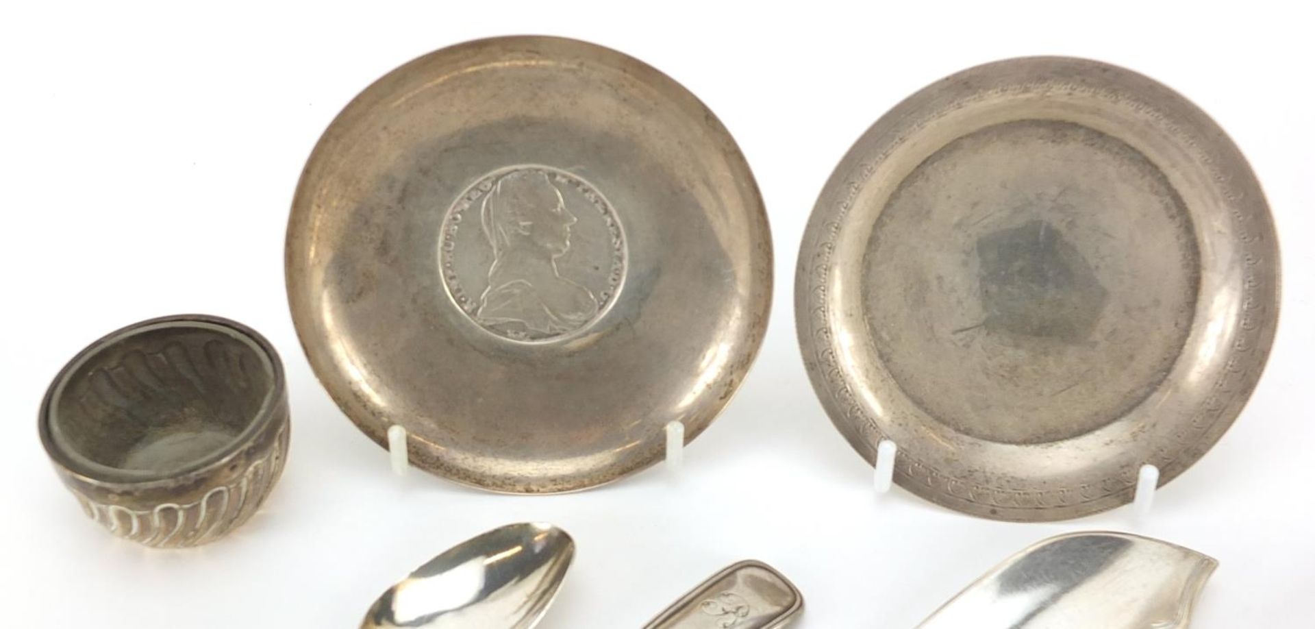 Georgian and later silver objects including two fish servers and a Maria Theresa thaler dish, the - Bild 2 aus 5