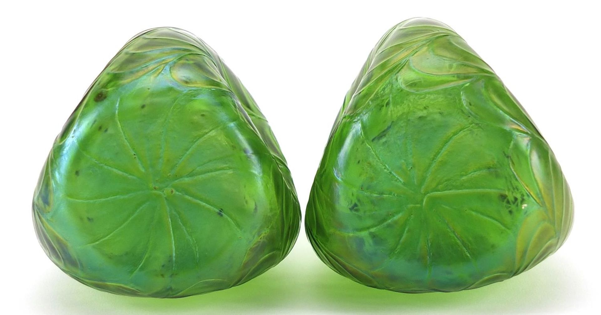 Pair of Art Nouveau green iridescent glass vases with silver rims in the style of Loetz, each 19.5cm - Bild 4 aus 4