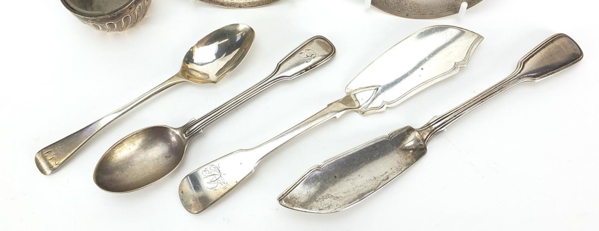 Georgian and later silver objects including two fish servers and a Maria Theresa thaler dish, the - Bild 3 aus 5