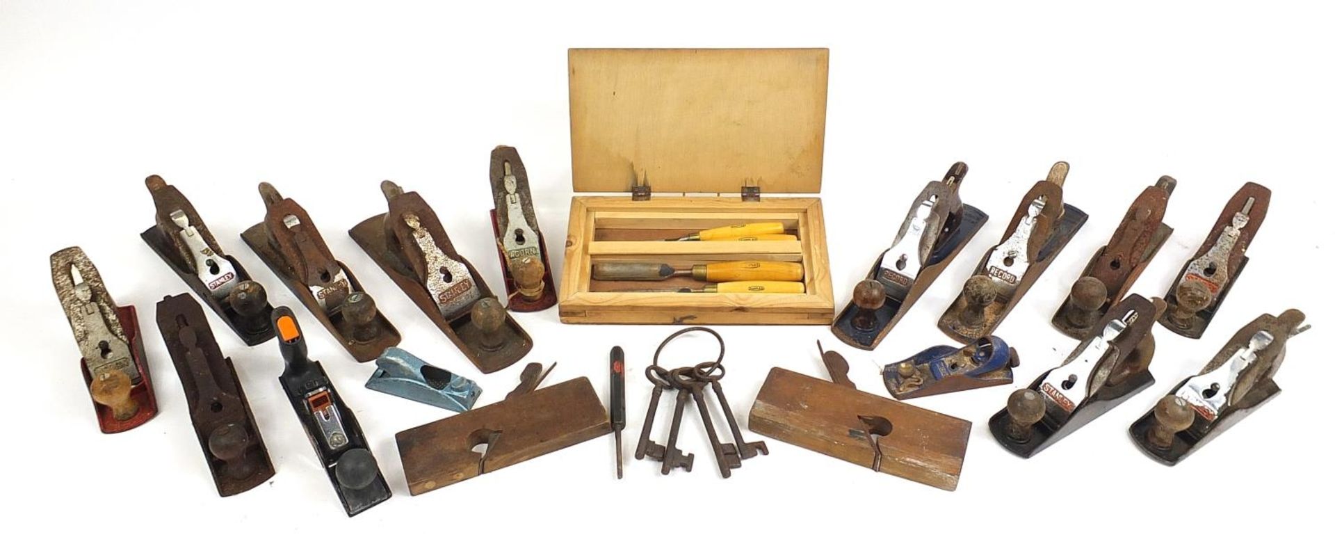 Large selection of vintage woodworking planes and four Marples chisels including Record No 05,