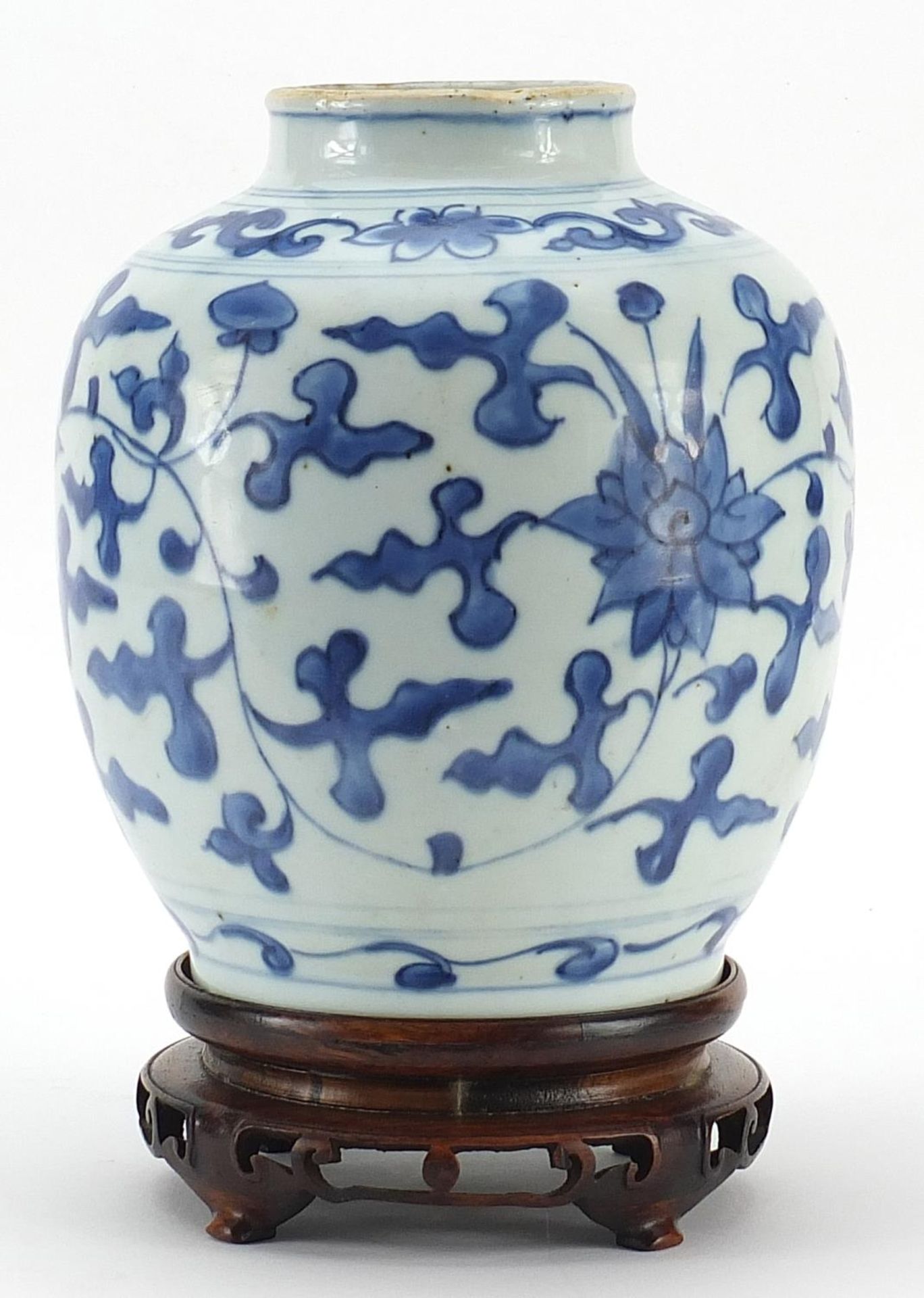 Chinese blue and white porcelain vase hand painted with flowers amongst foliage, raised on carved - Bild 2 aus 3