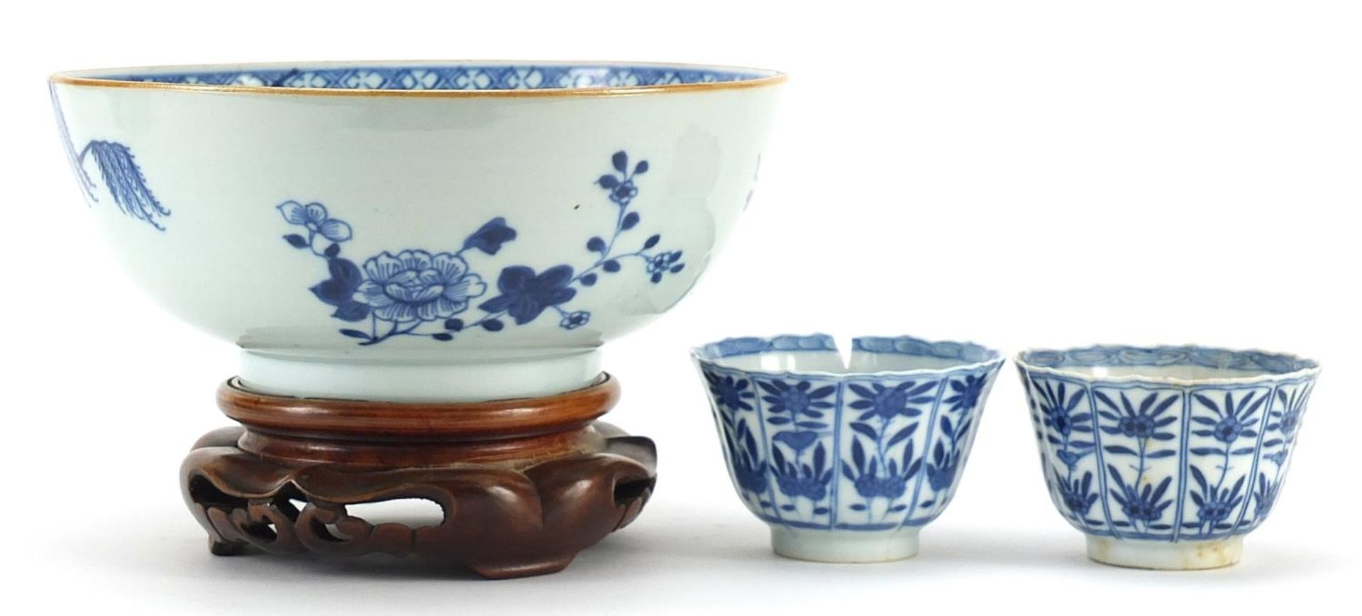 Chinese blue and white porcelain comprising a bowl on stand, two tea bowls and one saucer, the tea - Image 2 of 5