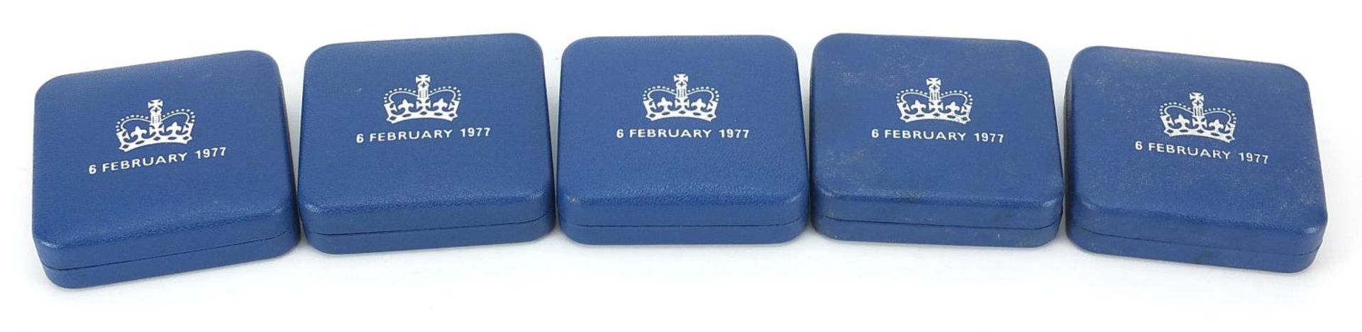 Five silver proof 1977 commemorative crowns with cases - Image 4 of 4