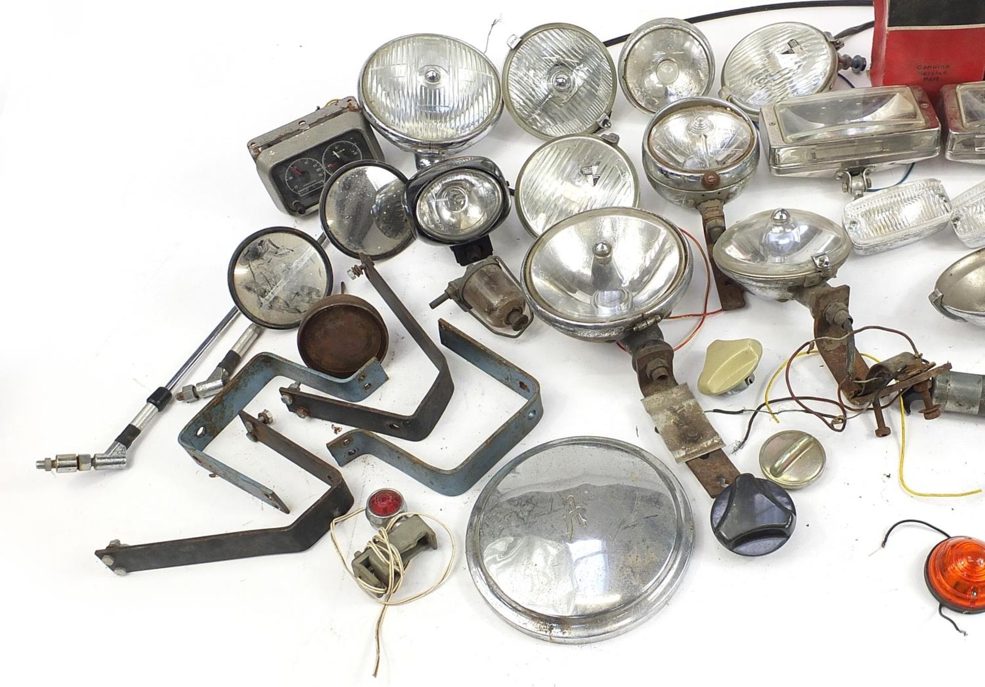 Large collection of vintage motoring interest vehicle parts including Lucas lamps and Marchal - Bild 4 aus 5