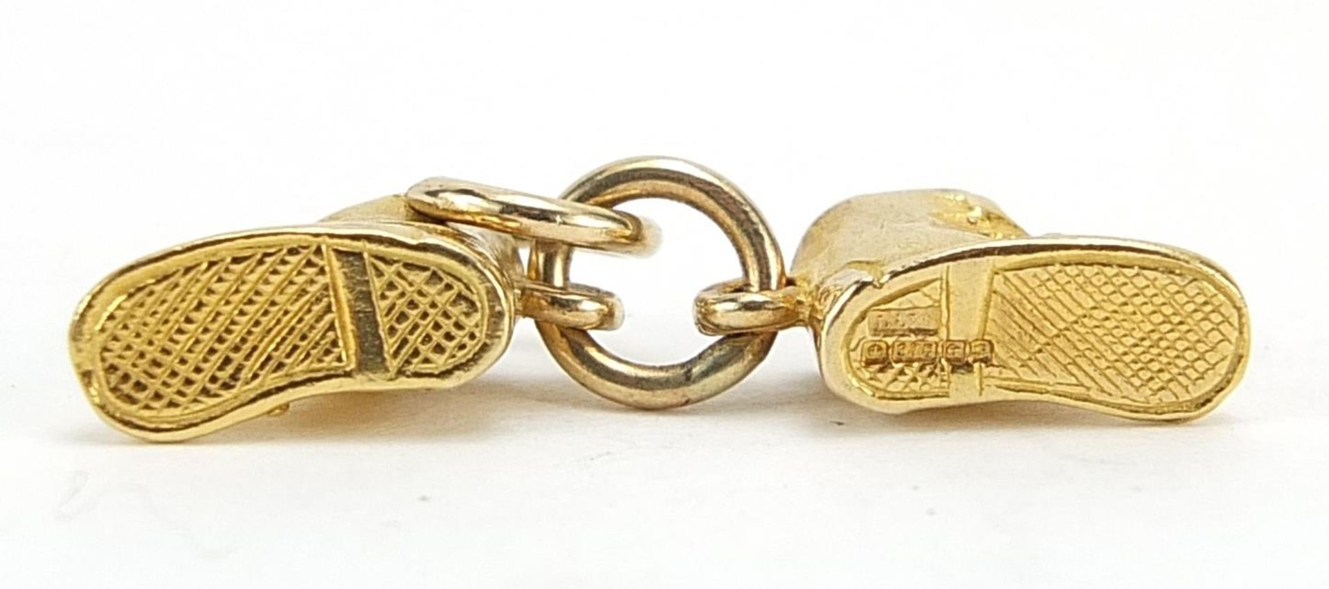 9ct gold shoes charm, 1.6cm wide, 2.3g - Image 3 of 4
