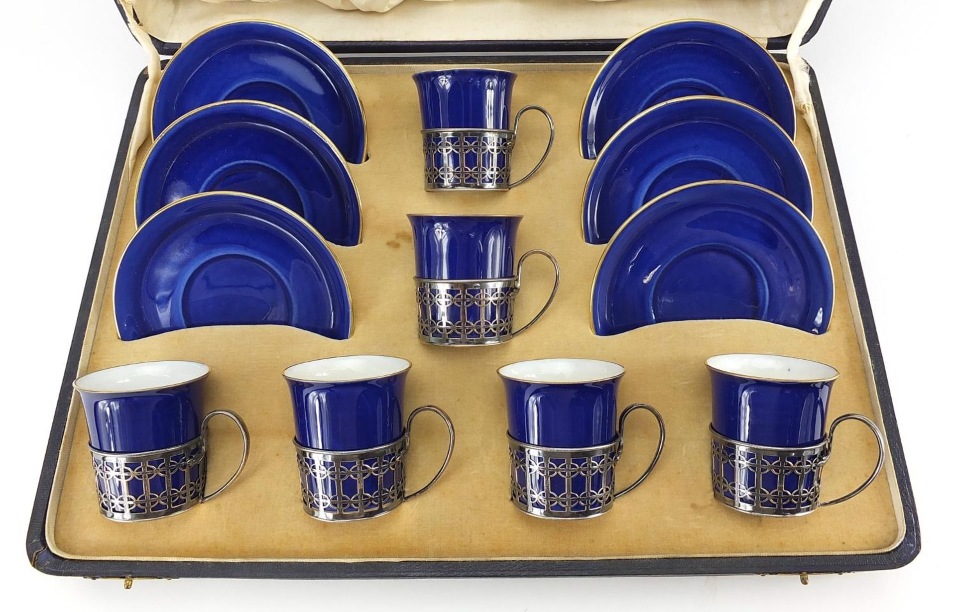 Set of six Shelley blue ground coffee cans and saucers with silver cup holders housed in a fitted - Bild 2 aus 6