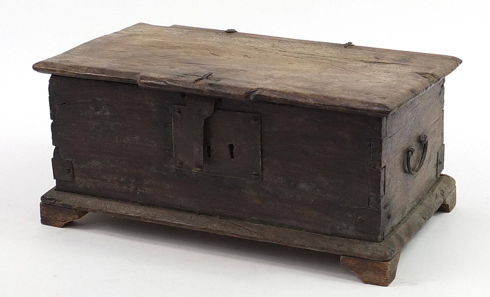 17th/18th century oak casket with iron carrying handles and pin hinges, 21.5cm H x 48.5cm W x 28.5cm