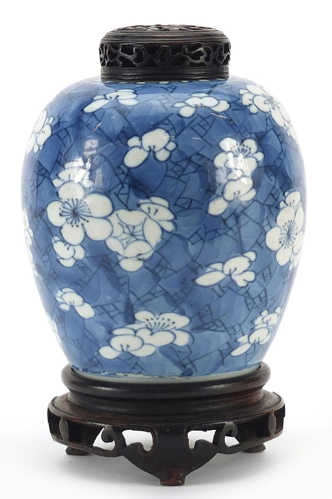 Chinese blue and white porcelain ginger jar hand painted with prunus flowers on carved hardwood - Bild 2 aus 3