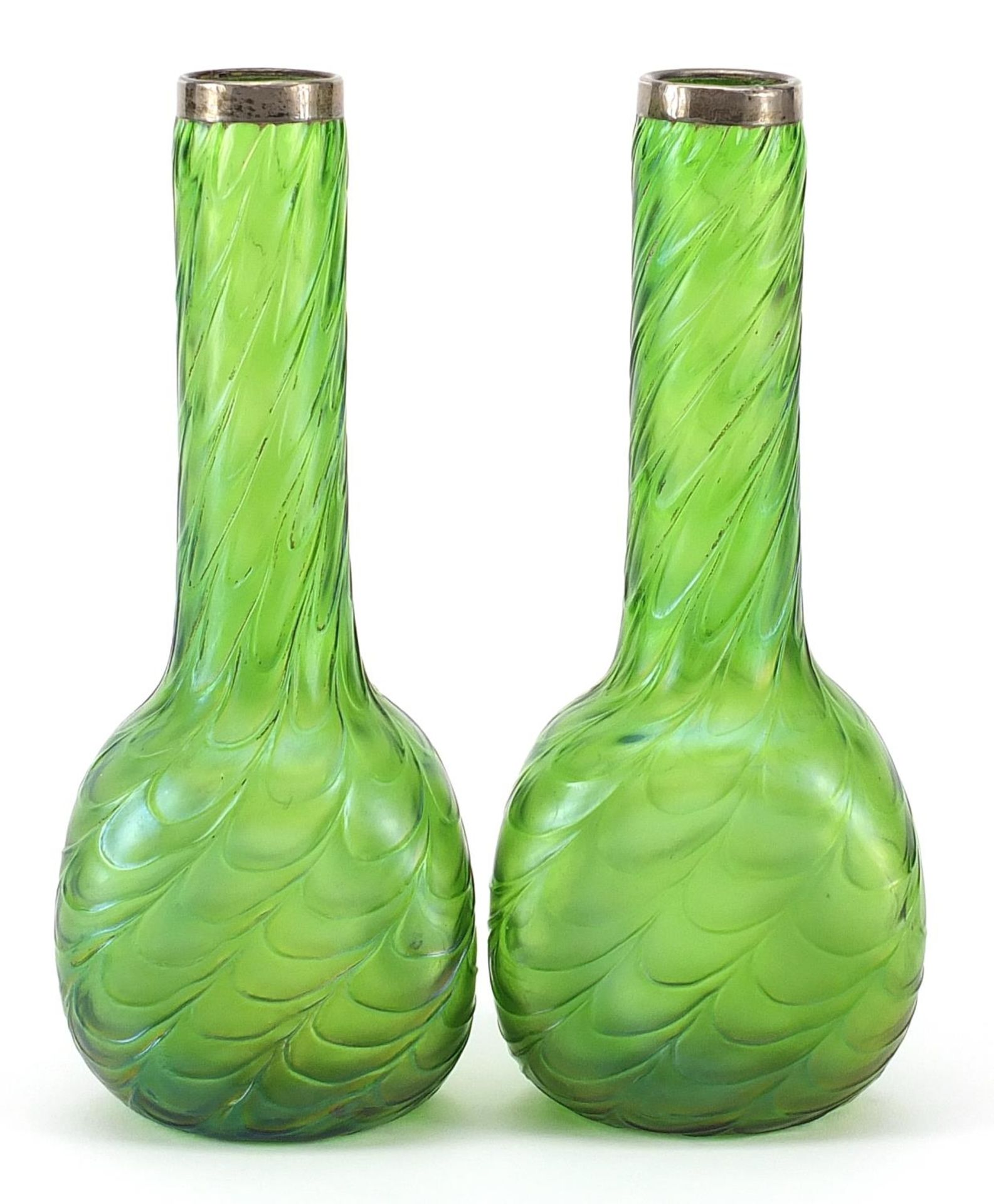 Pair of Art Nouveau green iridescent glass vases with silver rims in the style of Loetz, each 19.5cm - Bild 2 aus 4