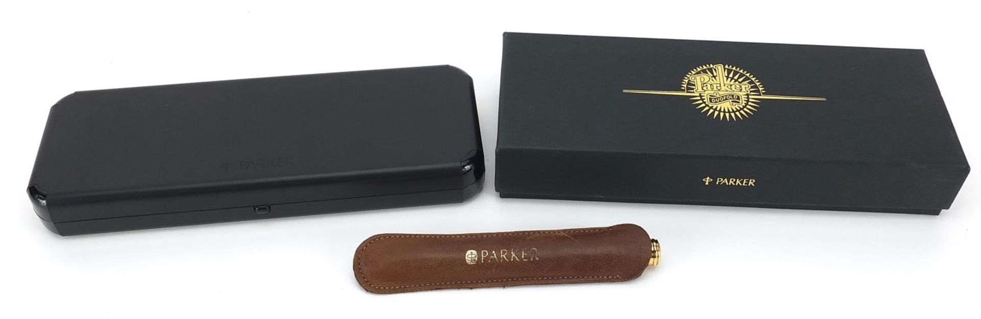 Parker Duofold red marbleised propelling pencil with case and a gold plated bark design fountain pen - Image 6 of 6