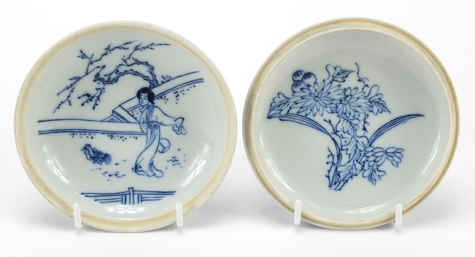 Chinese blue and white porcelain box and cover hand painted with figures in a palace setting, six - Image 4 of 5