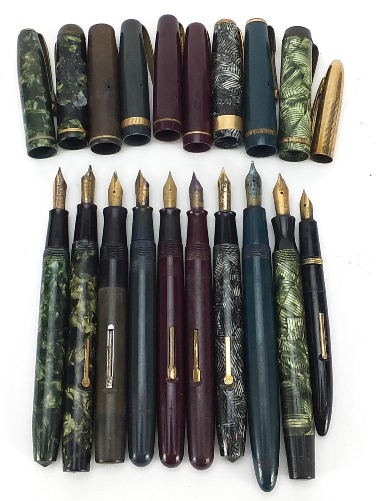 Ten vintage fountain pens with gold nibs, some marbleised including Watermans, Parker and Conway - Bild 4 aus 8