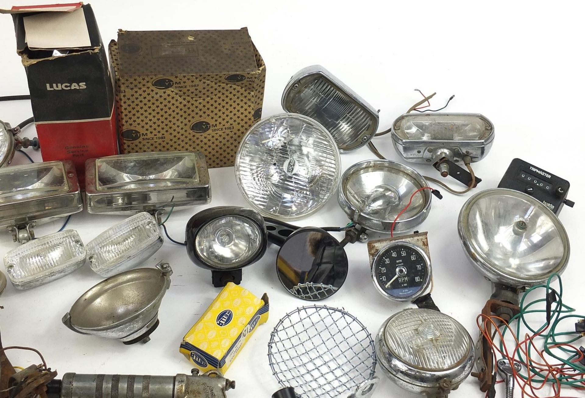 Large collection of vintage motoring interest vehicle parts including Lucas lamps and Marchal - Bild 3 aus 5