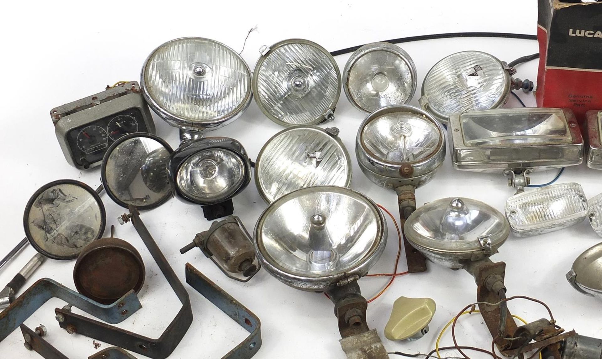 Large collection of vintage motoring interest vehicle parts including Lucas lamps and Marchal - Bild 2 aus 5