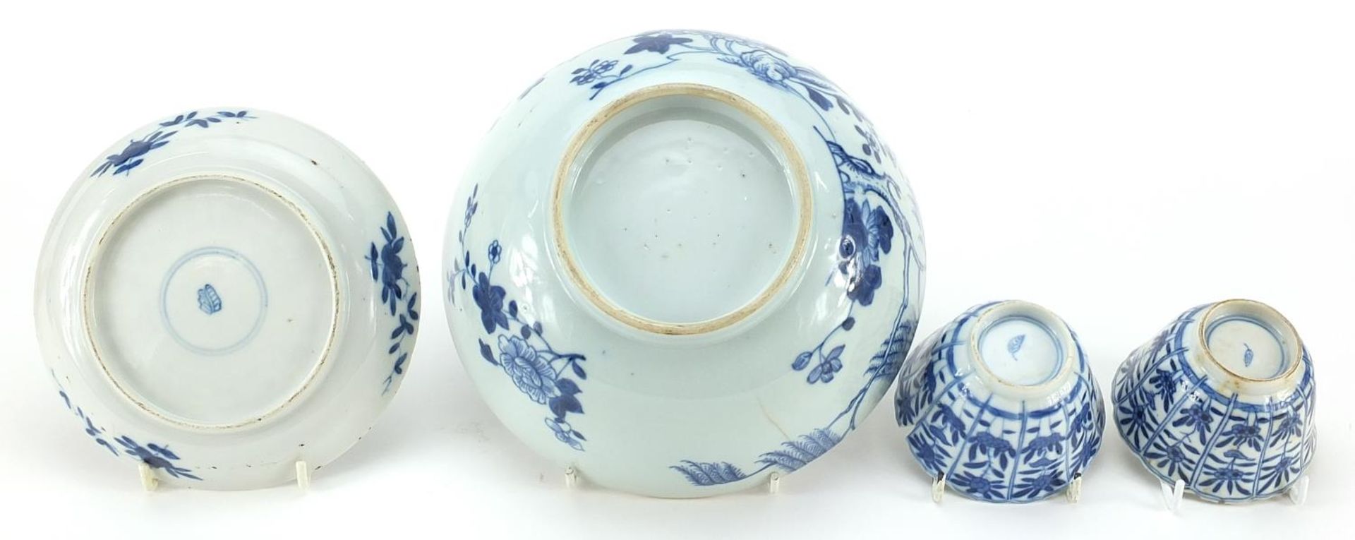 Chinese blue and white porcelain comprising a bowl on stand, two tea bowls and one saucer, the tea - Image 4 of 5