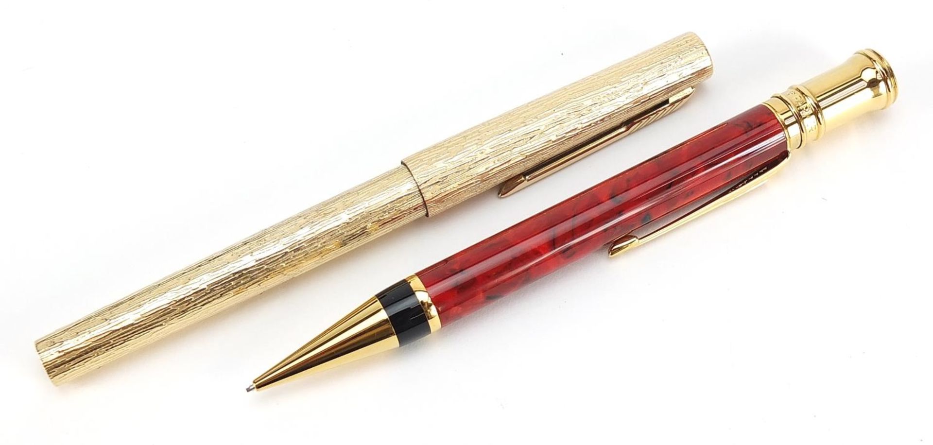 Parker Duofold red marbleised propelling pencil with case and a gold plated bark design fountain pen - Image 2 of 6