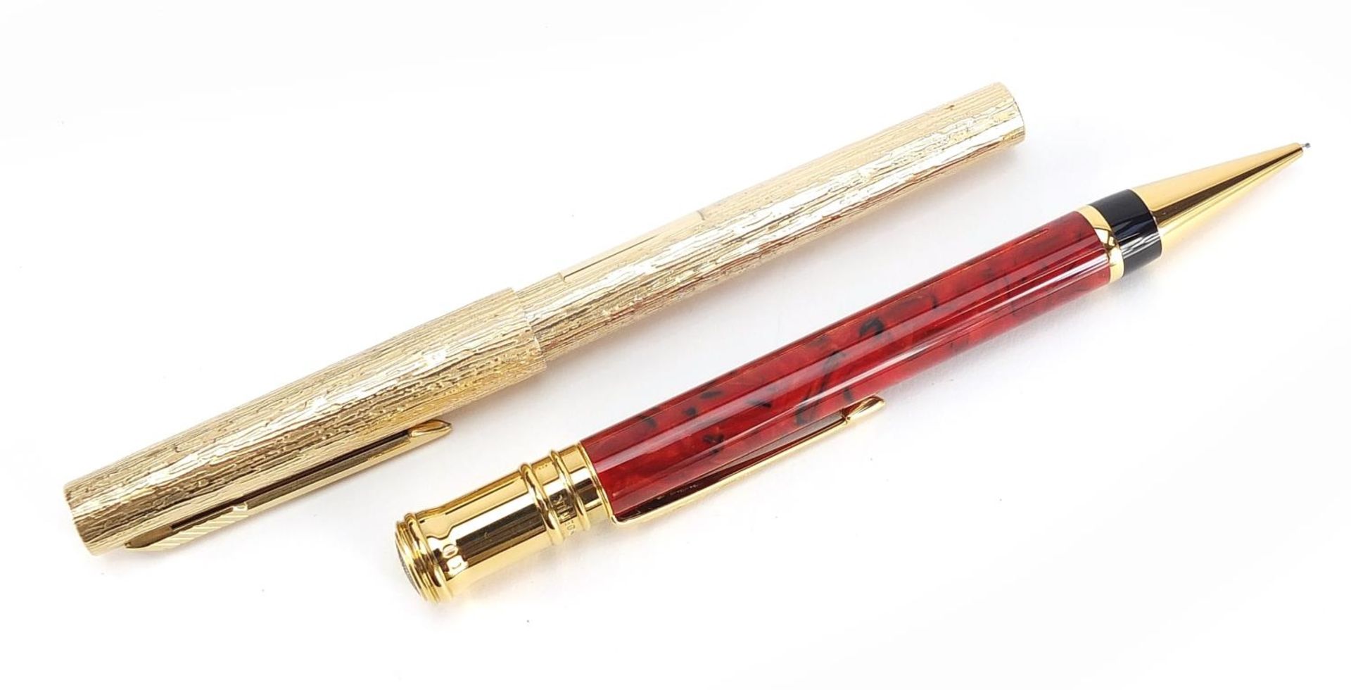 Parker Duofold red marbleised propelling pencil with case and a gold plated bark design fountain pen - Image 5 of 6