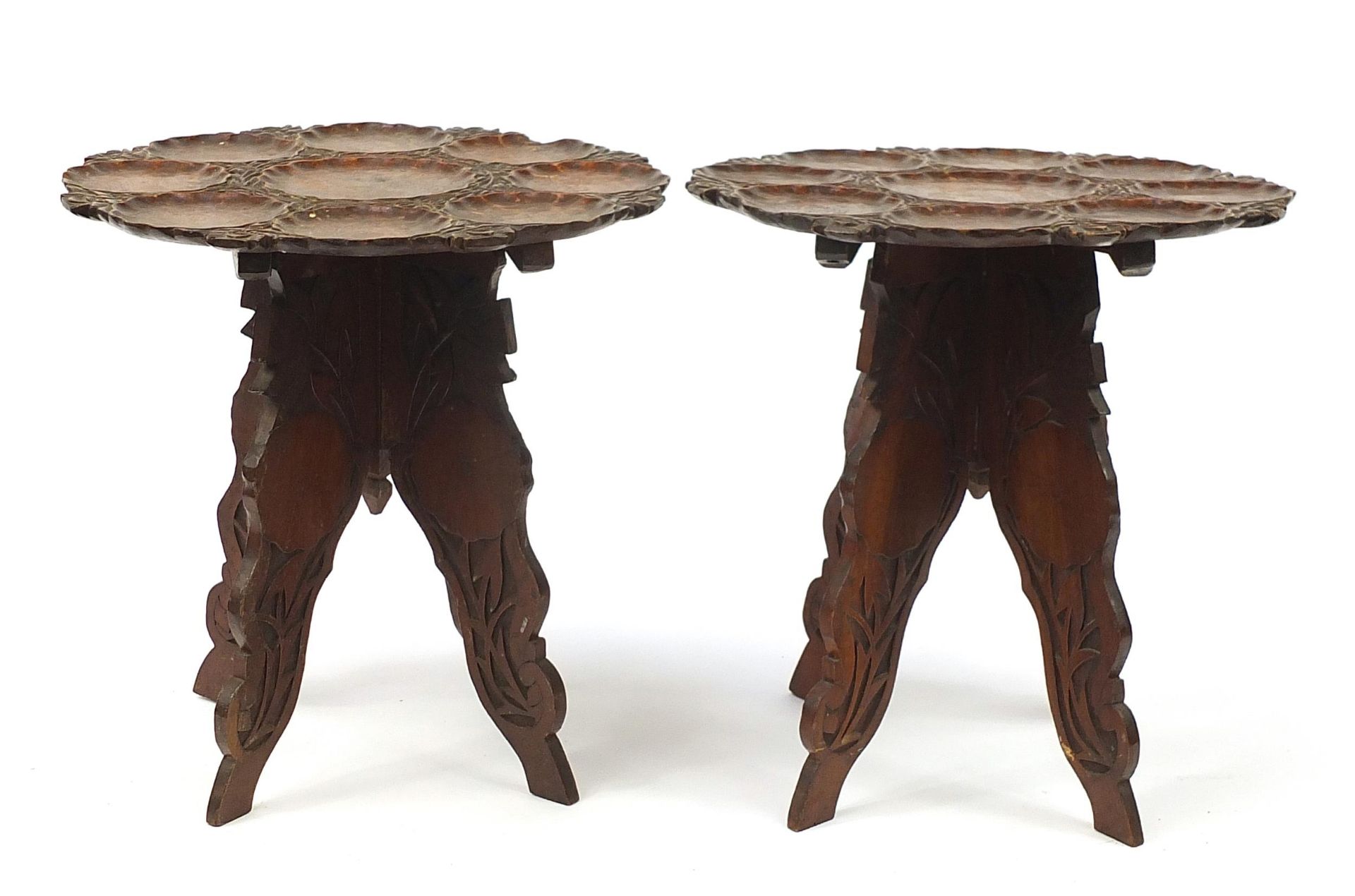 Pair of Anglo Indian carved folding circular tables, 45cm high x 41cm in diameter - Bild 2 aus 4