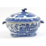 Large Victorian blue and white Willow pattern pottery tureen and cover, 24cm high