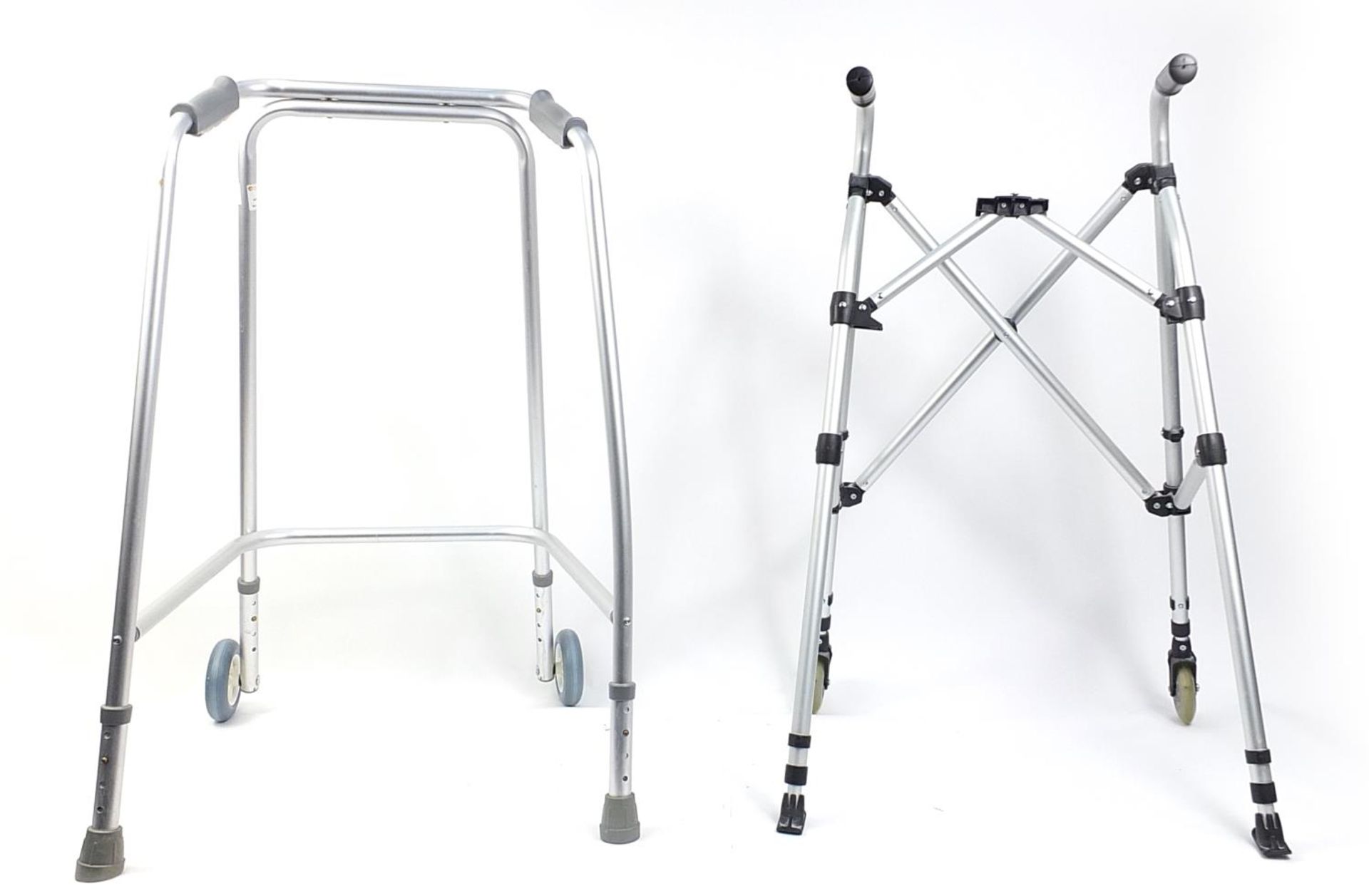 Two metal mobility aids, one foldable, each with wheels, each 89cm high - Bild 2 aus 2