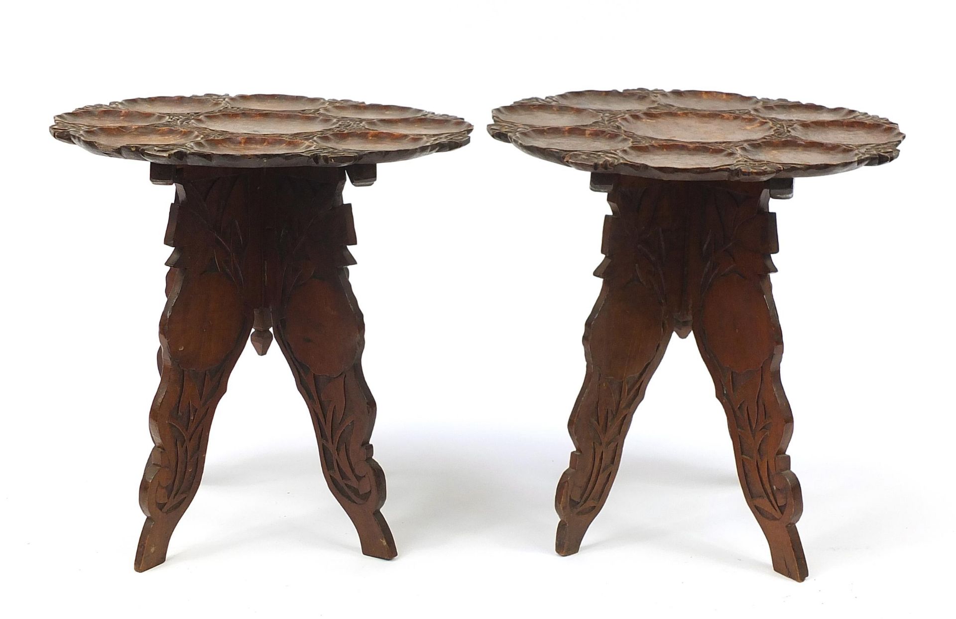 Pair of Anglo Indian carved folding circular tables, 45cm high x 41cm in diameter - Bild 3 aus 4