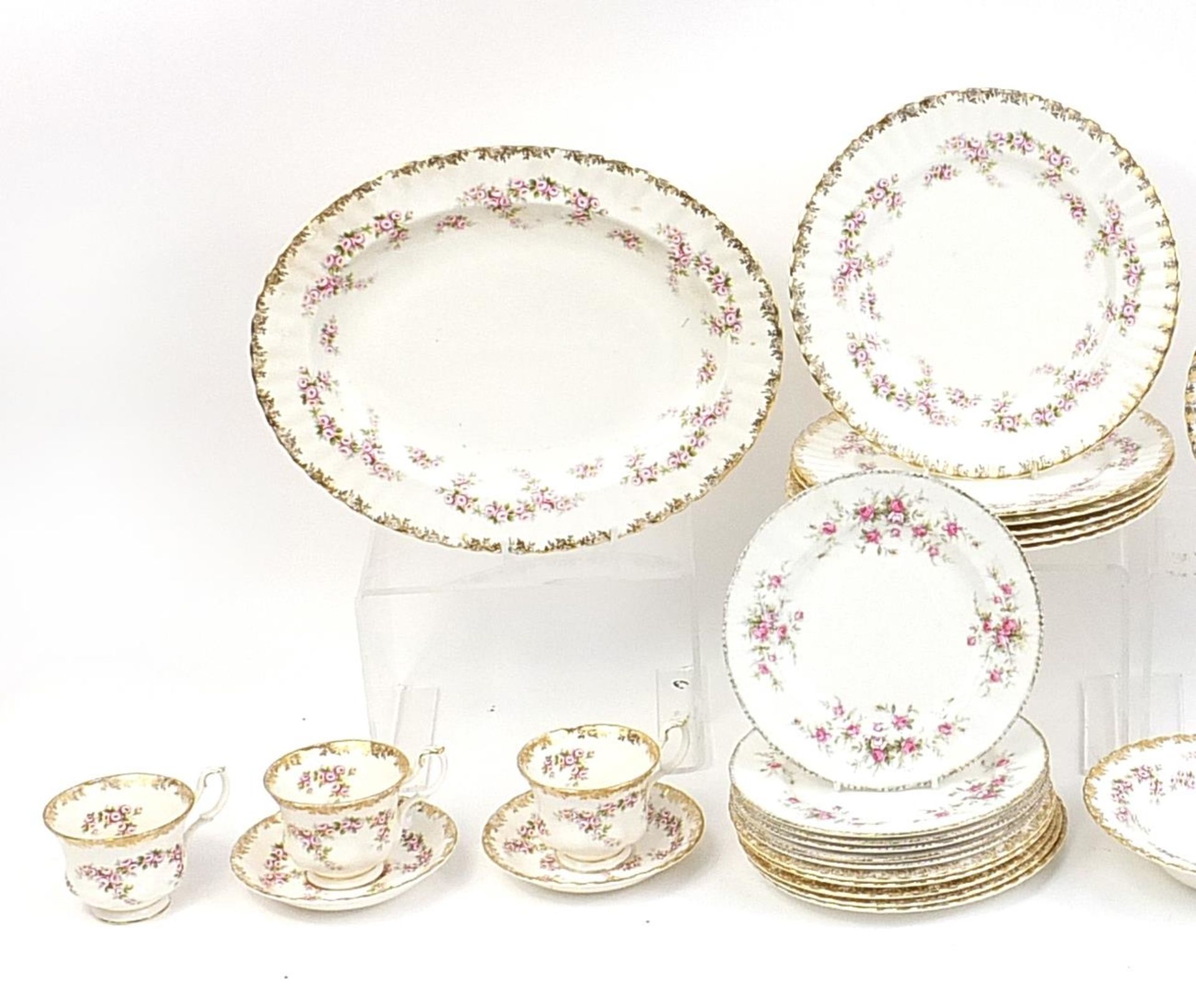 Royal Albert Dimiti Rose tea and dinner ware including a large platter, the platter 35cm in diameter - Bild 2 aus 3