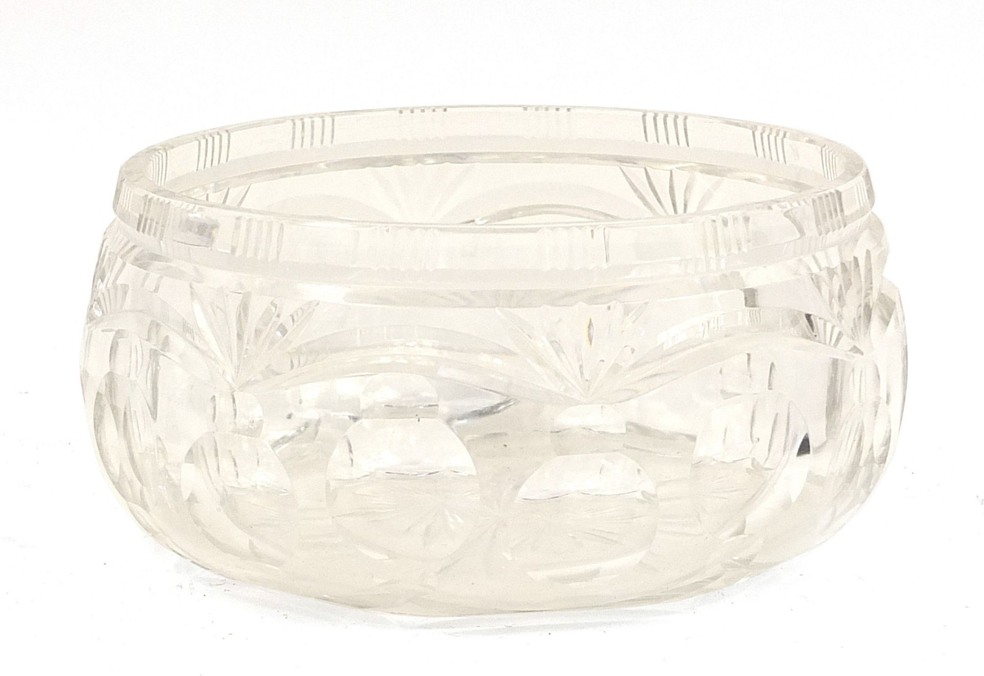 Walsh cut glass fruit bowl with star based decoration and thumbnail sides, 20cm in diameter - Image 2 of 3