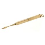 9ct gold propelling toothpick with engine turned decoration, 5.0cm in length un-extended, 6.6g