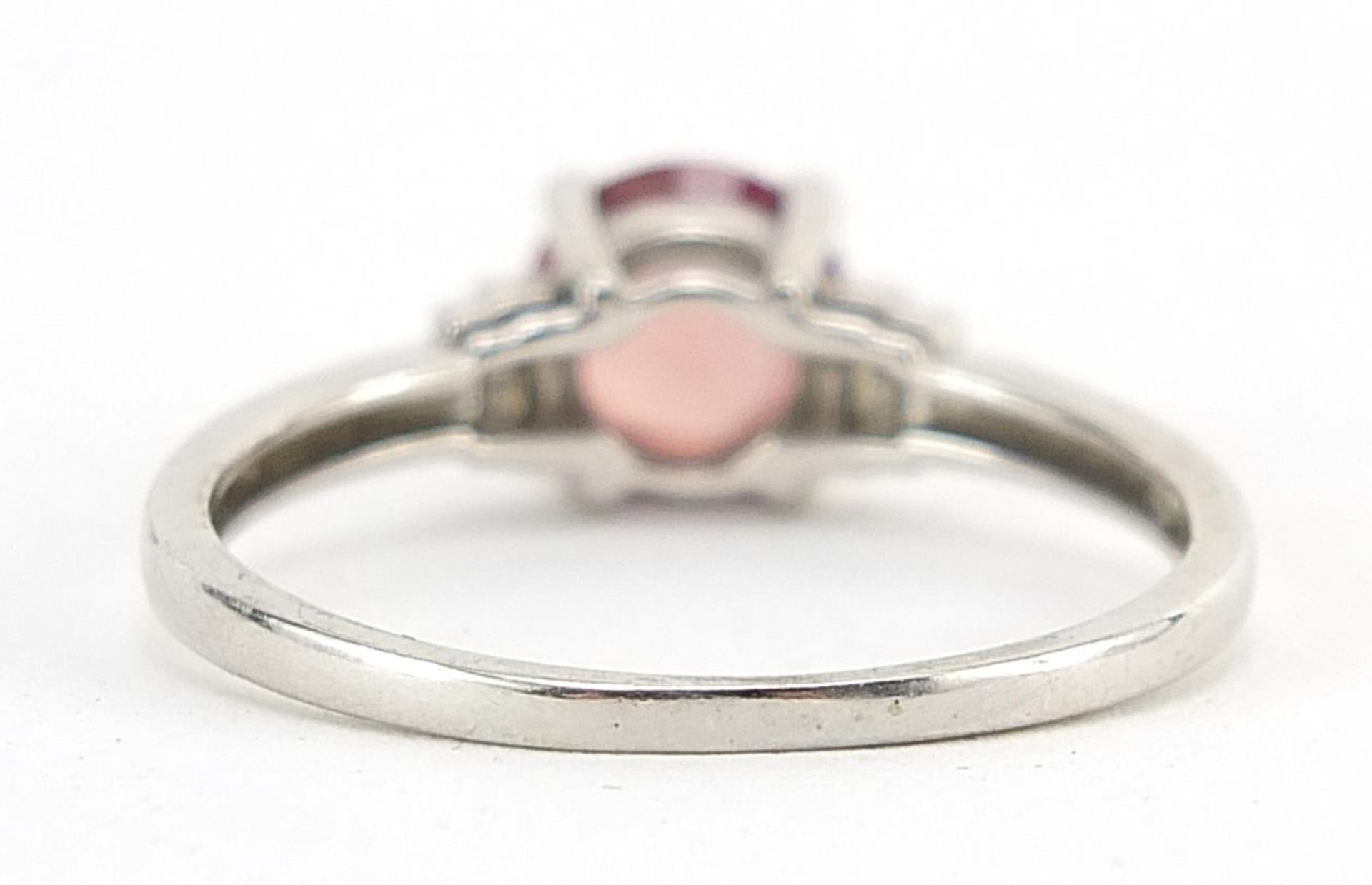 18ct white gold pink sapphire ring with diamond set shoulders, size Q/R, 2.8g - Bild 2 aus 3