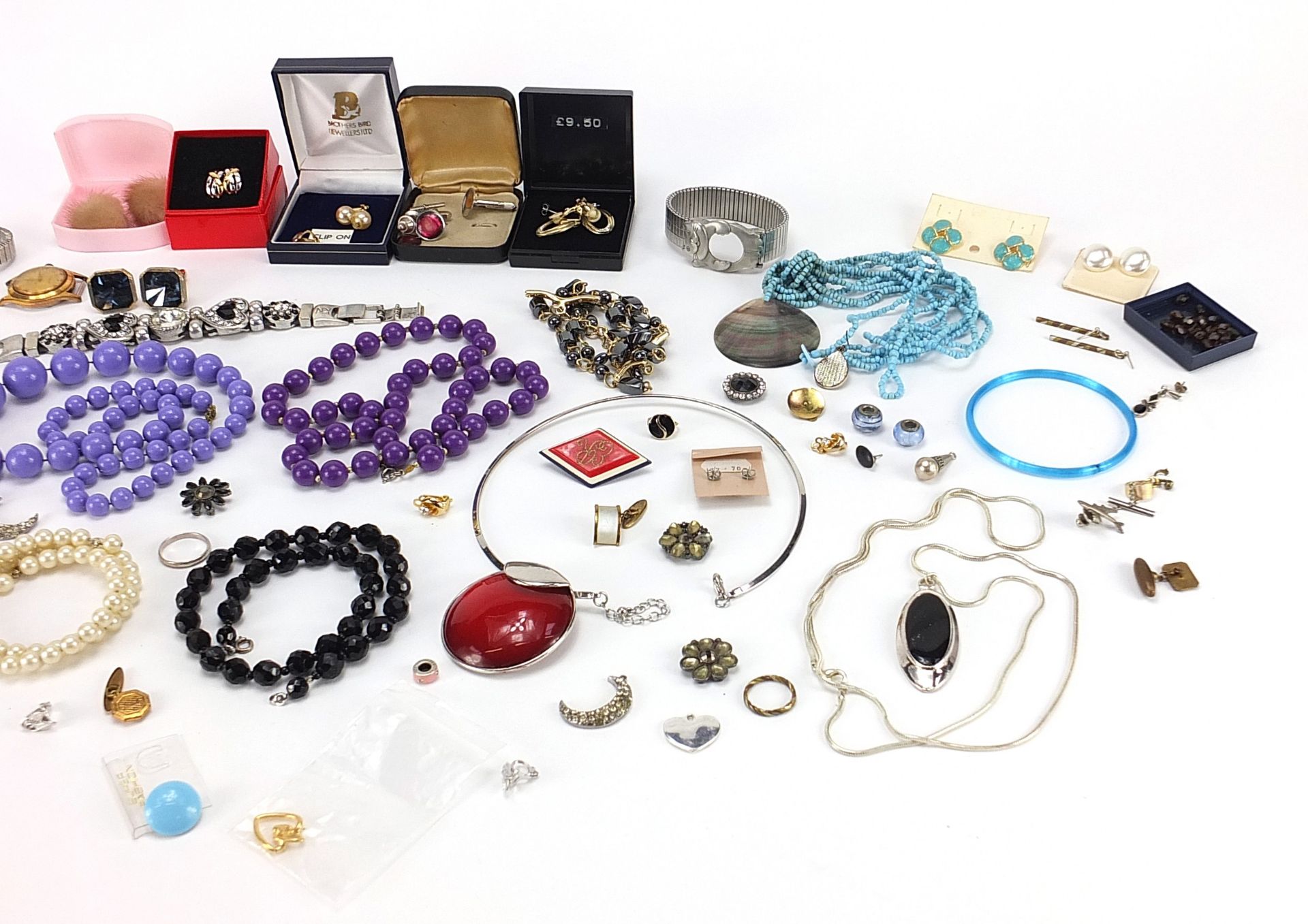 Vintage and later costume jewellery including necklaces, brooches, earrings and bracelets - Image 3 of 3