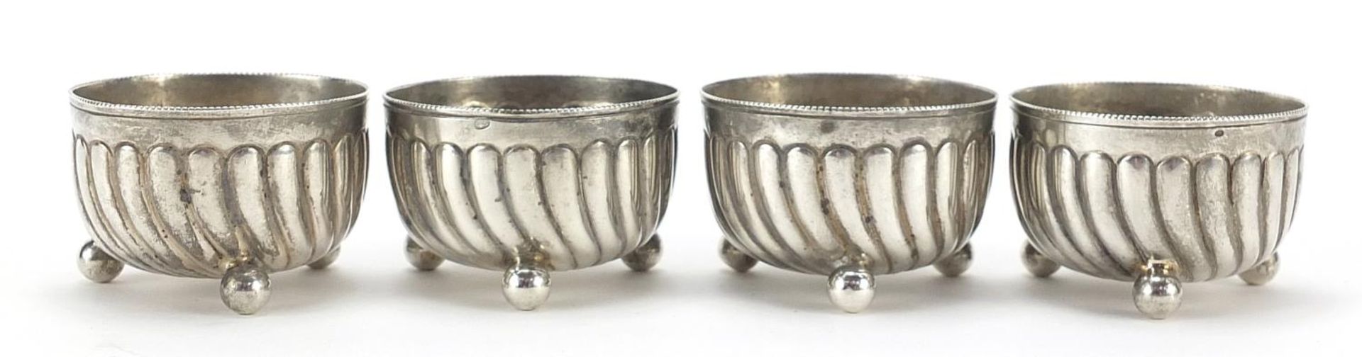 Horace Woodward & Co, set of four Victorian silver open salts with ball feet, London 1890, 3cm - Image 2 of 4