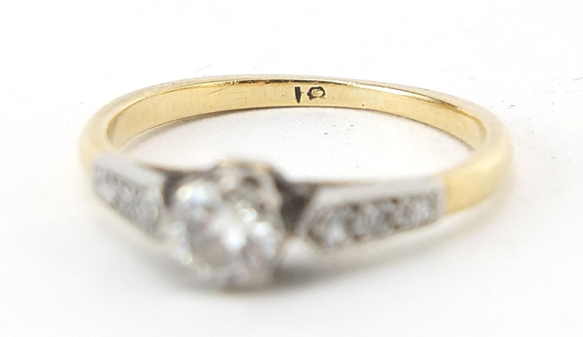 18ct gold and platinum diamond solitaire ring with diamond set shoulders, the diamond solitaire - Bild 3 aus 3