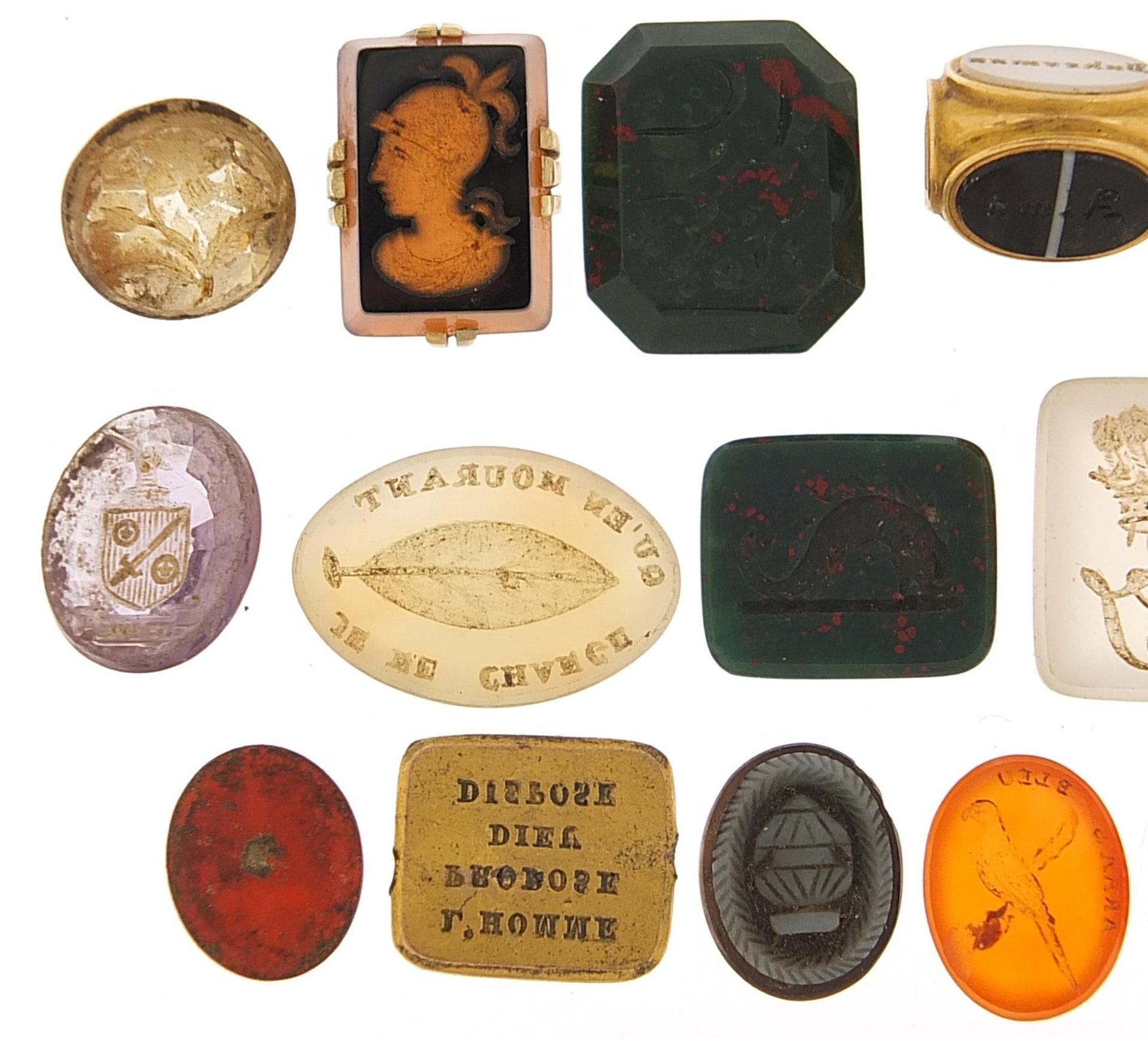 Collection of antique intaglio seals including carnelian, bloodstone and citrine, the largest 1. - Bild 2 aus 3