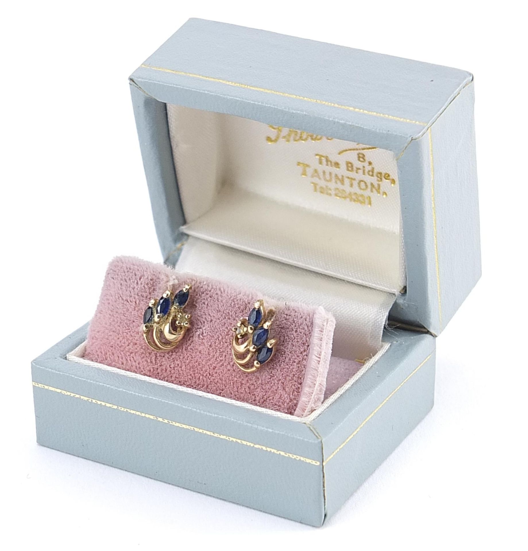 Pair of 9ct gold blue and white sapphire stud earrings housed in a Showerings Taunton box, 1.2cm - Bild 3 aus 3