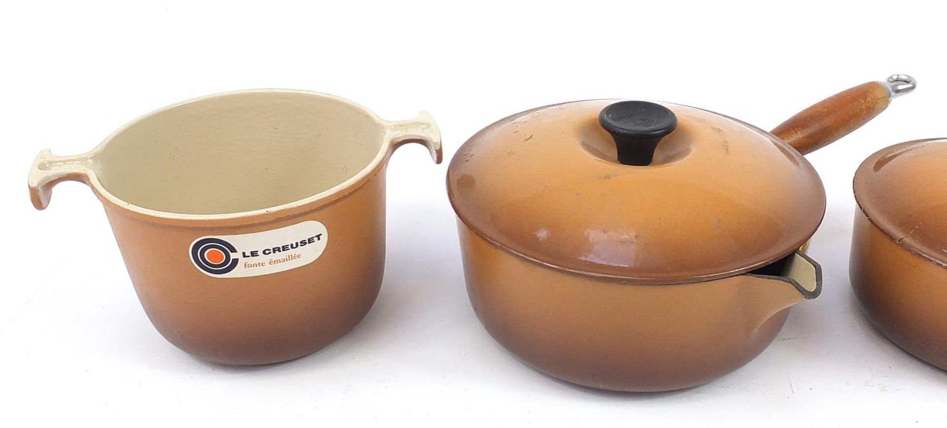 Three French Le Creuset saucepans with covers and one other cooking pot, the largest 21.5cm in - Bild 2 aus 7