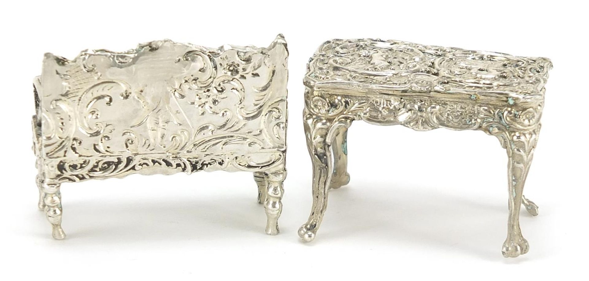 Silver doll's house bench and table embossed with Putti and figures, Birmingham and London import - Bild 2 aus 5