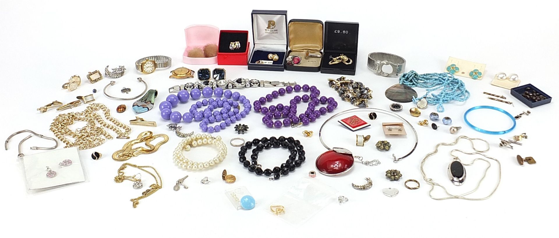 Vintage and later costume jewellery including necklaces, brooches, earrings and bracelets