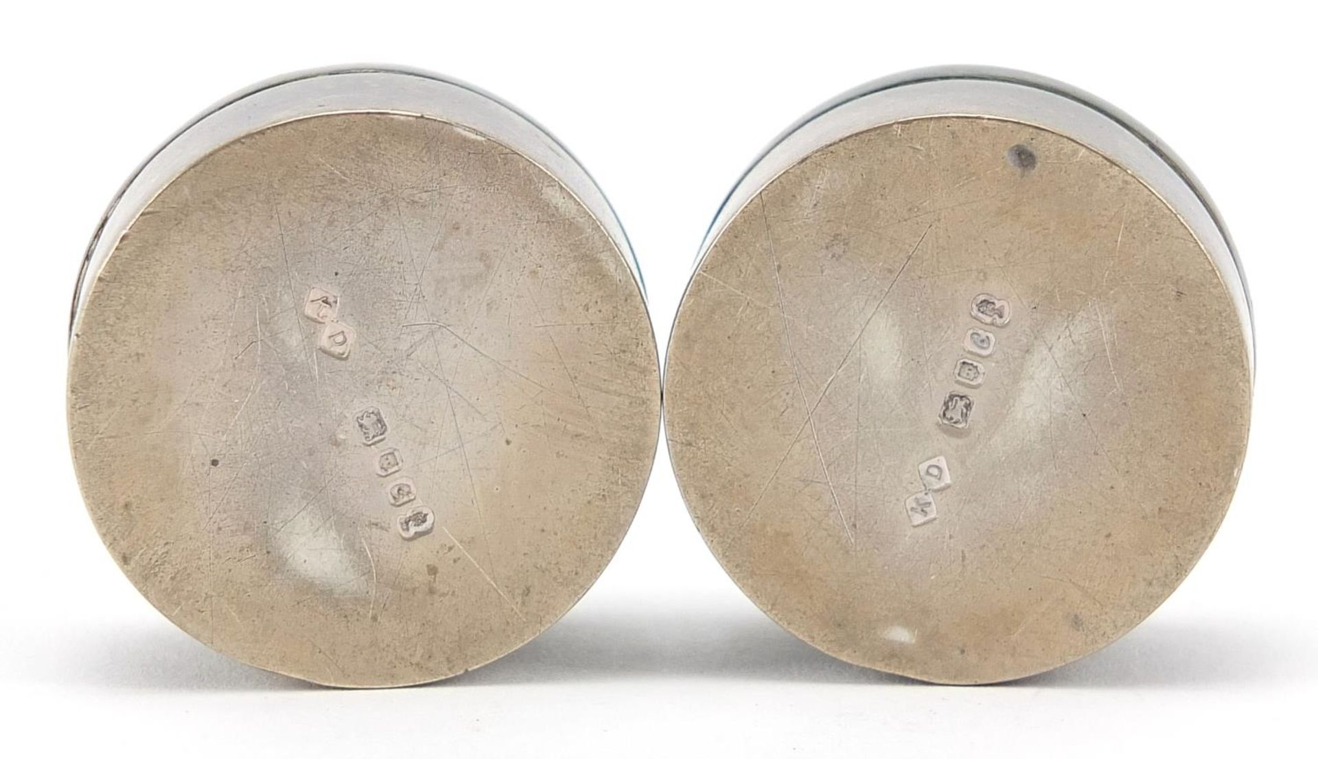 Two circular silver and enamel trinket boxes, K D maker's mark London 1977, 3.3cm in diameter, 44.4g - Bild 4 aus 5