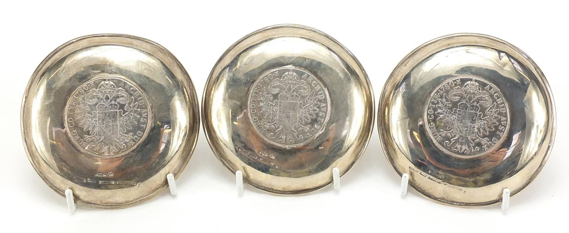 Three Chinese sterling silver Maria Theresa thaler coin dishes, 9cm in diameter, 182.4g - Bild 3 aus 4